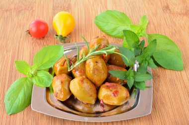 Baharatlı, sıcak zeytin