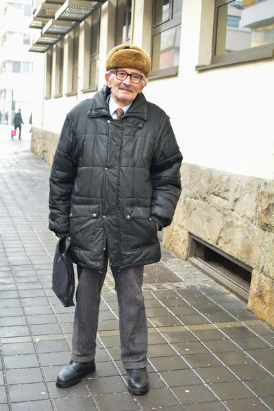 Senior activo en la calle — Foto de Stock