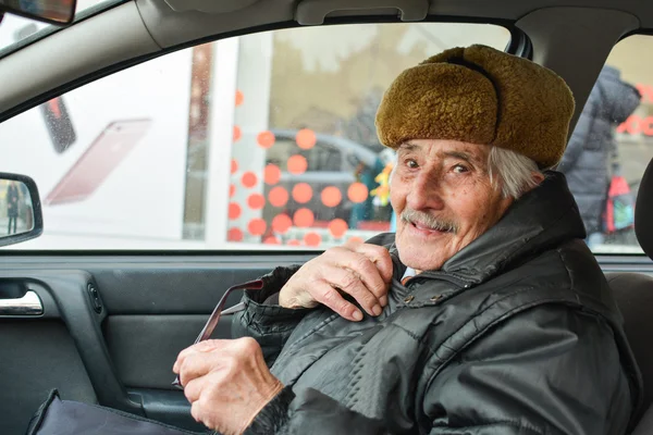 Lebenswichtiger älterer Mann im Auto — Stockfoto