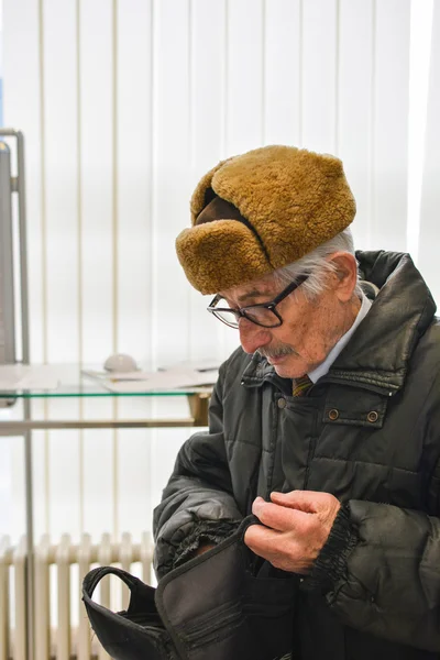 Sénior ativo em um banco — Fotografia de Stock