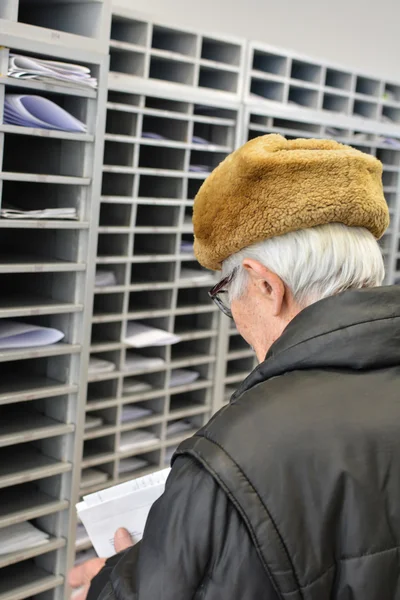 Aktiva ederly mannen i ett postkontor — Stockfoto