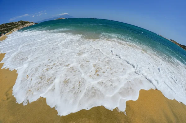 Spiaggia di sabbia dorata con onde bianche — Foto Stock