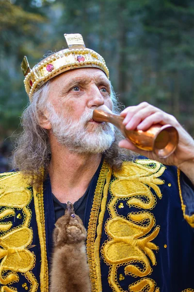 Old king drinking from the goblet — Stock Photo, Image