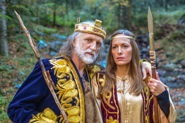 Old king and queen in the forest — Stock Photo, Image