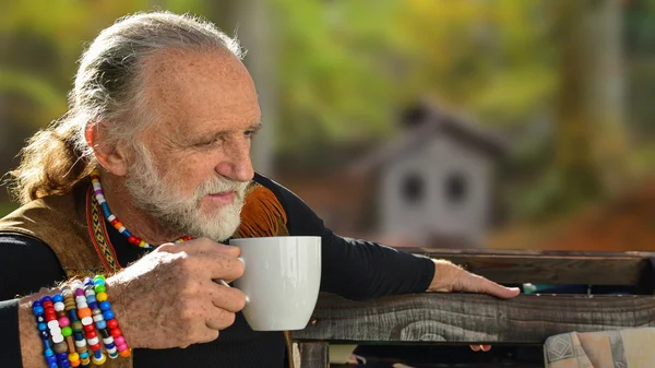 Älterer Mann trinkt Kaffee — Stockfoto