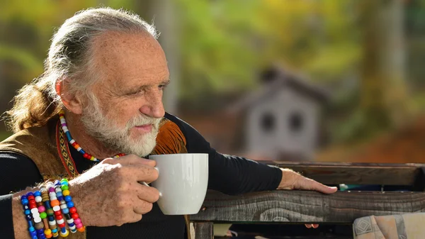老人喝咖啡 图库图片