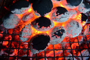 Közde kor, ızgaranın altında ve üstünde yanan kömür yığını, barbekü hazırlığı neredeyse bitti, yatay yönelim, manzarayı kapat