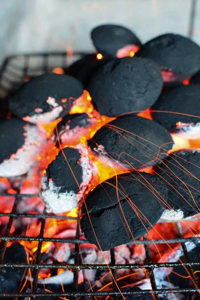 Haufen Von Runden Kohlebriketts Auf Dem Grill Die Bei Erhöhtem — Stockfoto