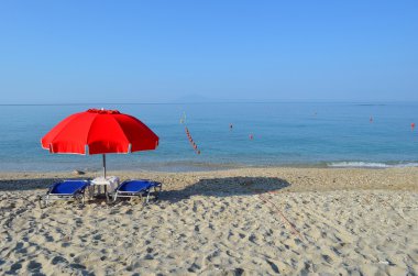 kırmızı güneş şemsiyesi