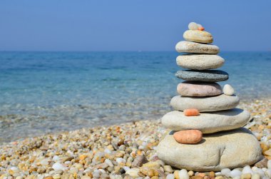 Zen taşlar bir plajda