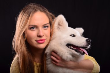 Kız ve köpek portre