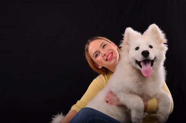 Siberian samojed och ung tjej — Stockfoto