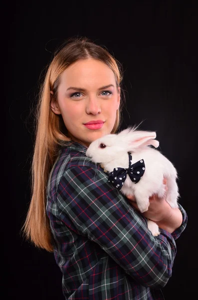 Menina e coelho — Fotografia de Stock