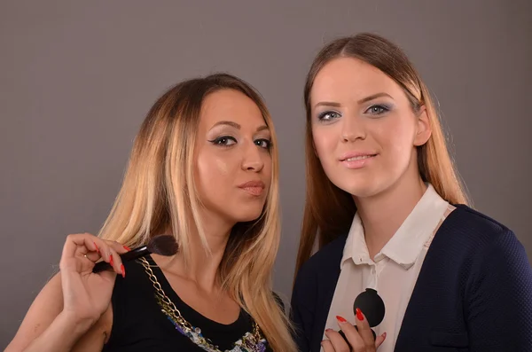 Dos chicas durante el maquillaje — Foto de Stock