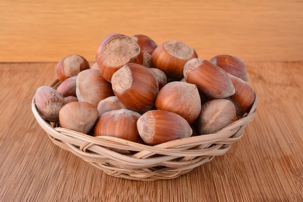 Lískové ořechy v proutěný košík na ovoce — Stock fotografie