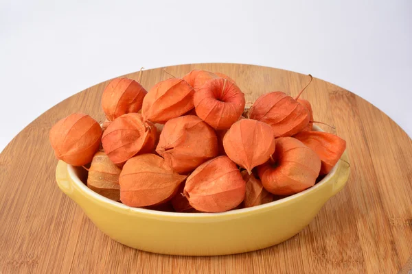 Physalis rosso in una ciotola sopra bianco — Foto Stock