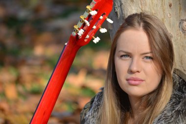 Gitar ile mavi gözlü kız