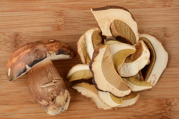 Färska och torra porcini — Stockfoto