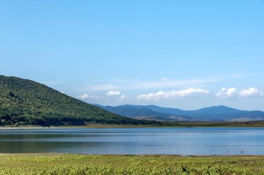 Güzellik bak pitoresk Rabisha göl ve dağ Magura mağara üzerine doğru