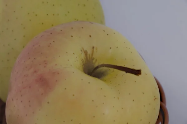 Grupo de dos frutas frescas de manzana maduras — Foto de Stock