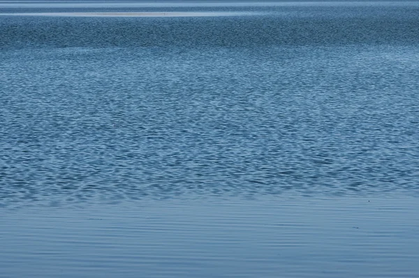 Блакитна вода порожній фон - порожній природня поверхня Rabisha озеро — стокове фото