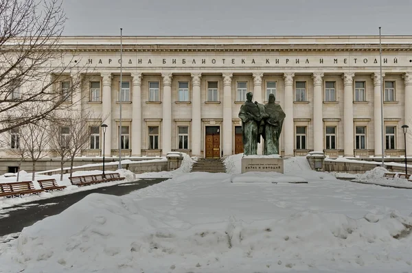 Biblioteca Nacional Cyril e Methoduis no inverno com escultura de Cyril e Methoduis — Fotografia de Stock