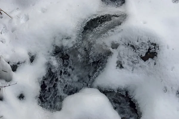 강에 유창한 물 위에 냉동된 얼음 모양 — 스톡 사진