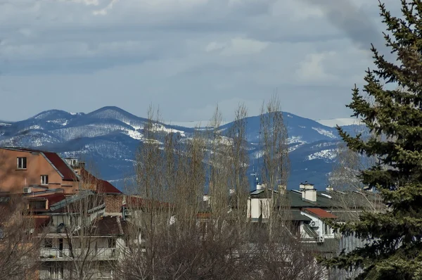 Montaña Vitosha en invierno y parte del barrio residencial — Foto de Stock