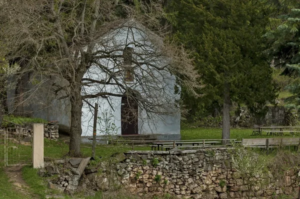 Kijk naar oude klooster Sant Arhangel Mihail door Buhovo stad — Stockfoto