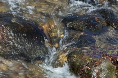 Güneşli acele dağ dere eriyen kar ile
