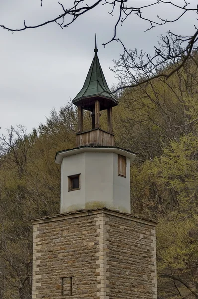 Oude traditionele klokkentoren in Ether — Stockfoto
