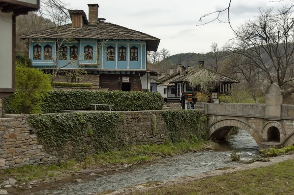 Antiguas casas tradicionales y río con puente en Éter — Foto de Stock