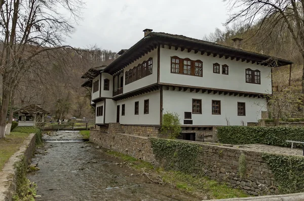 Alte traditionelle Häuser und Fluss mit Brücke im Äther — Stockfoto