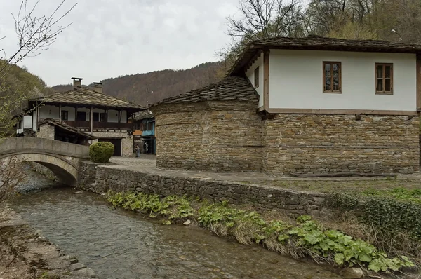 Antiguas casas tradicionales y río con puente en Éter — Foto de Stock