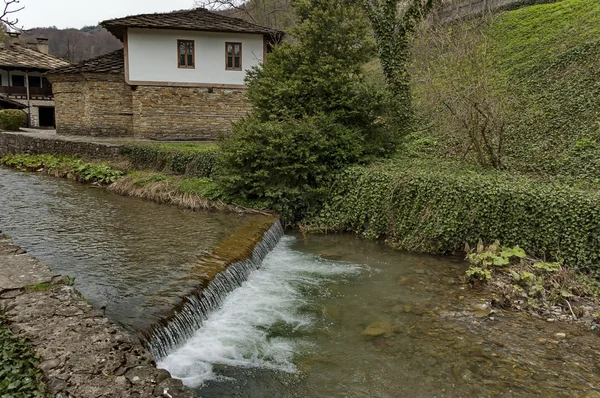 Gamla traditionella hus och floden — Stockfoto