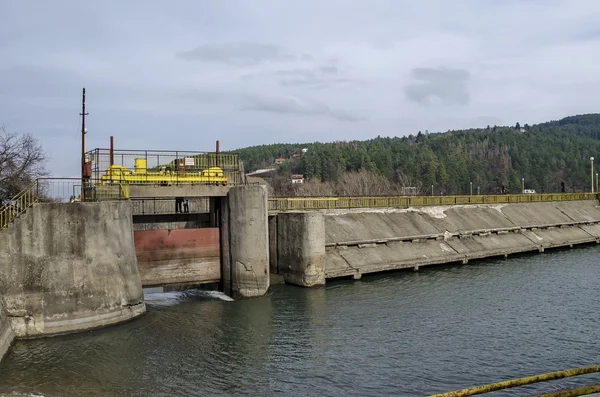 Загородження і шлюз мальовничих греблі, збір води річки Iskar — стокове фото