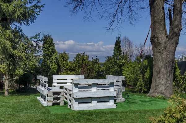 Frühlingsblick mit Platz zum Verweilen im Garten — Stockfoto