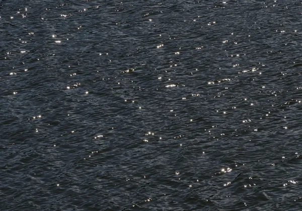 Водний фон з відображенням сонячного променя у воді — стокове фото