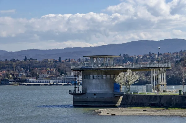 Beton tower - berendezések festői gát, összegyűjti Iskar folyó víz — Stock Fotó