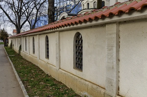 Kamienny mur pokryty dachówka i okna w Sofii — Zdjęcie stockowe