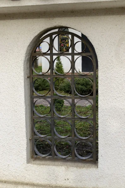 Stenen muur en raam met frame in Sofia — Stockfoto