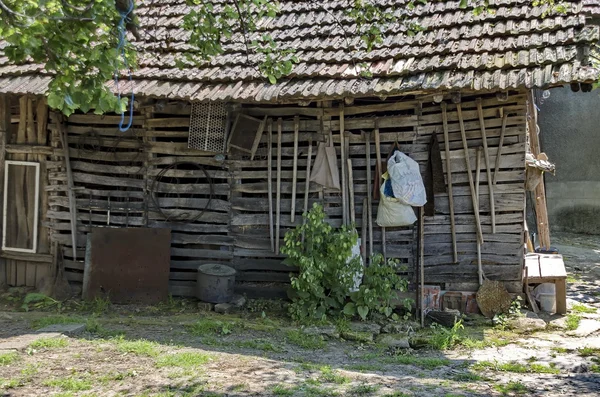 Ogrodzenia drewniane stodoły z narzędzie do ręki rolnictwa — Zdjęcie stockowe