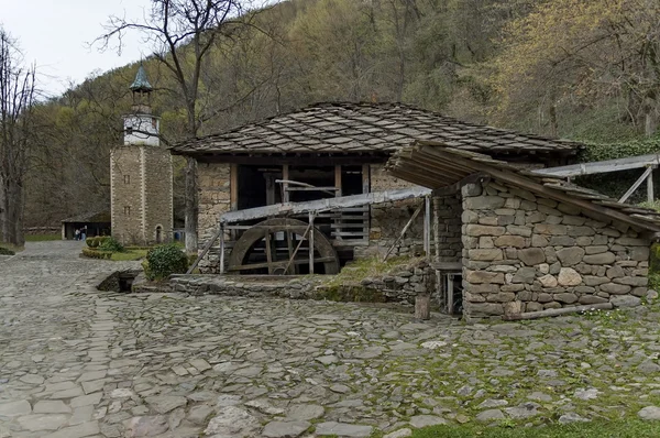 Molino de harina de agua con rueda de molino y torre de reloj, Etar, Gabrovo, Bulgaria — Foto de Stock