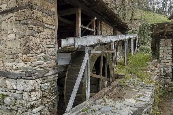 Stäng upp mjöl vattenkvarn med kvarnhjul, Sweetar, Gabrovo, Bulgarien — Stockfoto