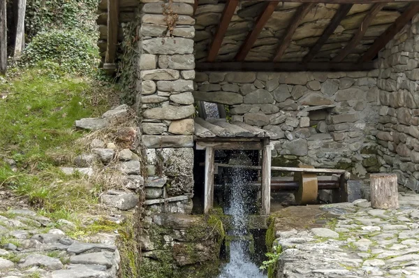 Taller con piedra de afilar y rueda de molino, Etar, Gabrovo, Bulgaria —  Fotos de Stock