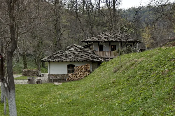 Gamla traditionella hus i Sweetar, Gabrovo, Bulgarien — Stockfoto