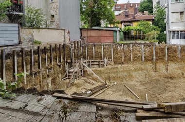 Yerleşim bölgesinde yeni inşaat temeli kazma