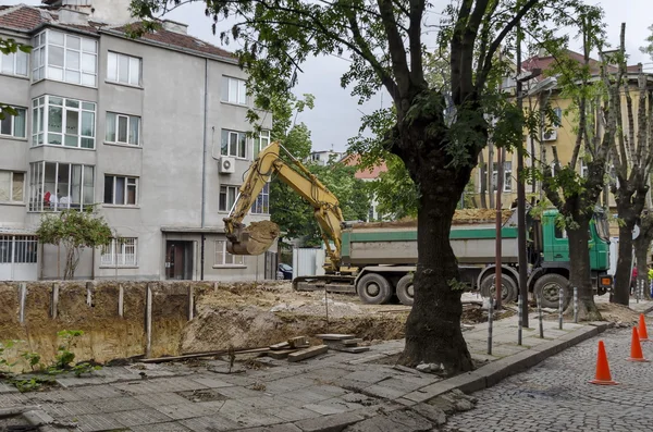 Digging foundation of new construction in the residential district — Stock Photo, Image