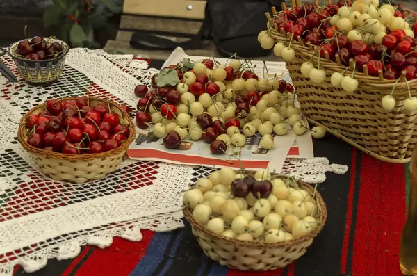 Свято Вишневе фруктів у Кюстенділ, поданням на їх виробництво сирі фрукти — стокове фото