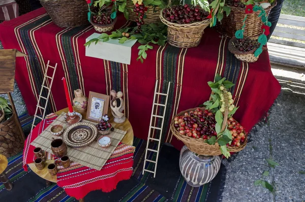 Fiesta de la fruta de cereza en el Kyustendil, presentar su producción de fruta cruda, tarta y uva —  Fotos de Stock